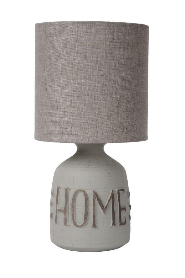 Vue rapprochée de la lampe à poser, abat-jour texturé et socle marqué HOME.