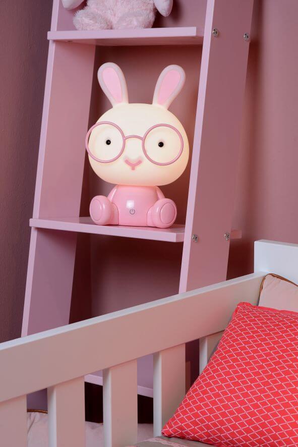 Vue rapprochée du lapin rose dans l'étagère avec détails du visage