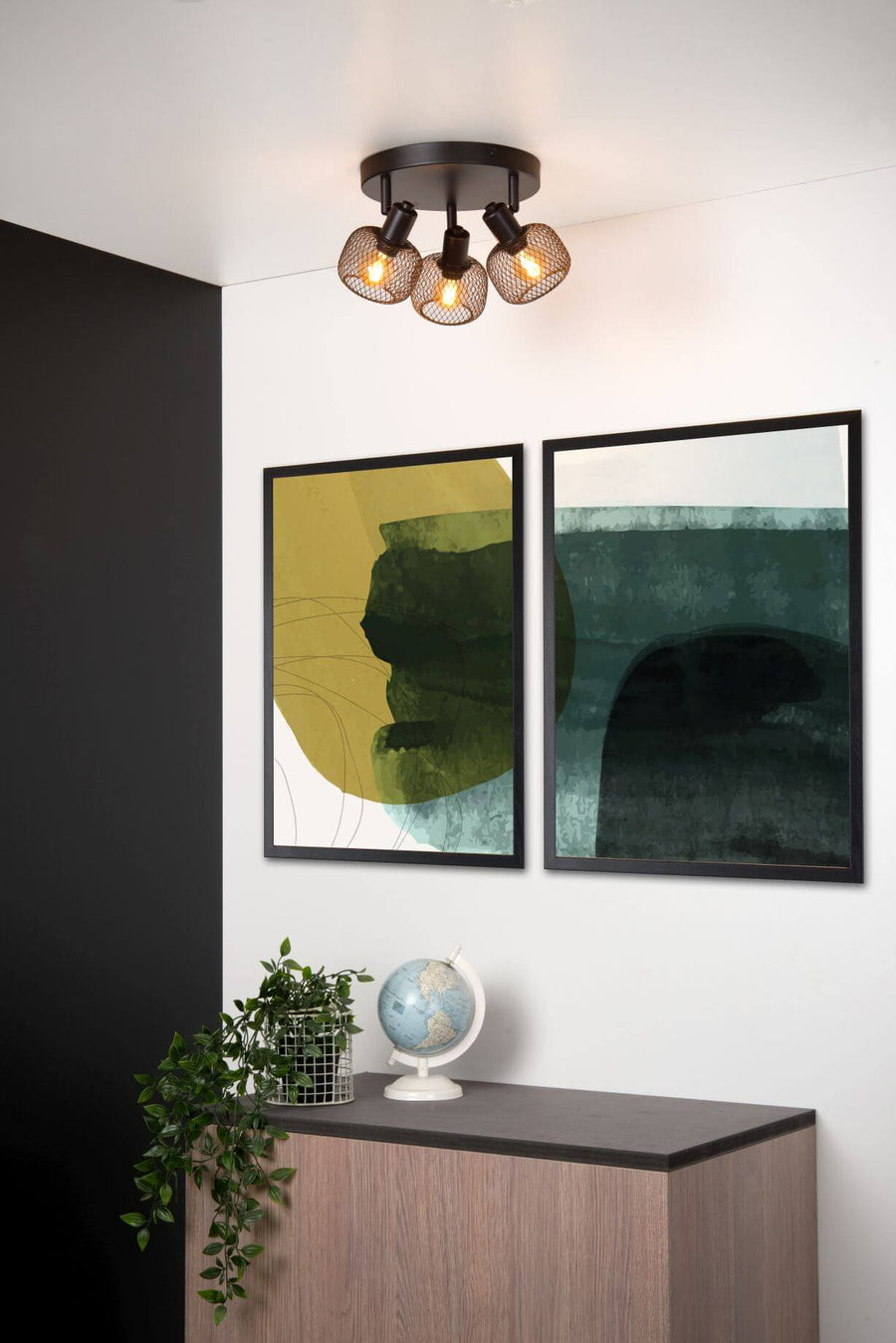 Vue d'ensemble du luminaire noir fixé au plafond dans un intérieur contemporain