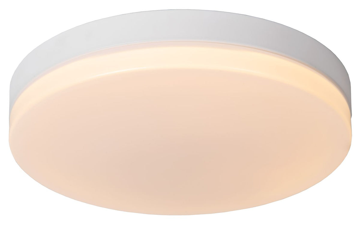 Vue rapprochée du plafonnier blanc allumé, lumière chaude diffusée