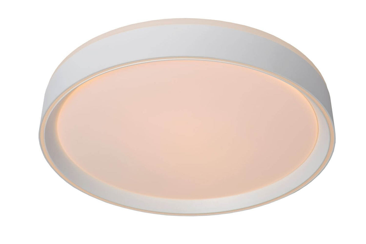 Vue de trois quarts du plafonnier blanc allumé, cerclage et diffuseur lumineux