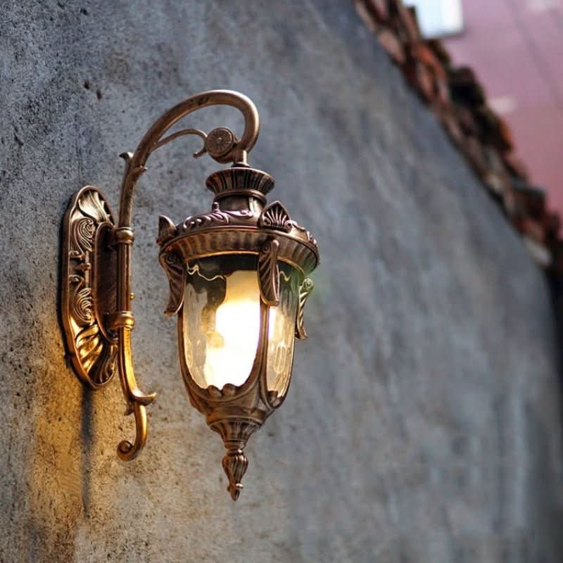 Détail de la finition dorée et du verre bombé sur un mur en pierre