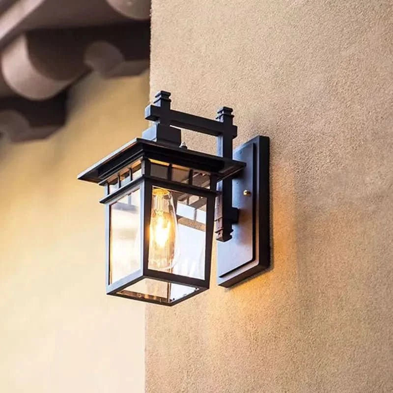 Vue rapprochée du luminaire fixé sur mur crème, ampoule visible sous la verrière