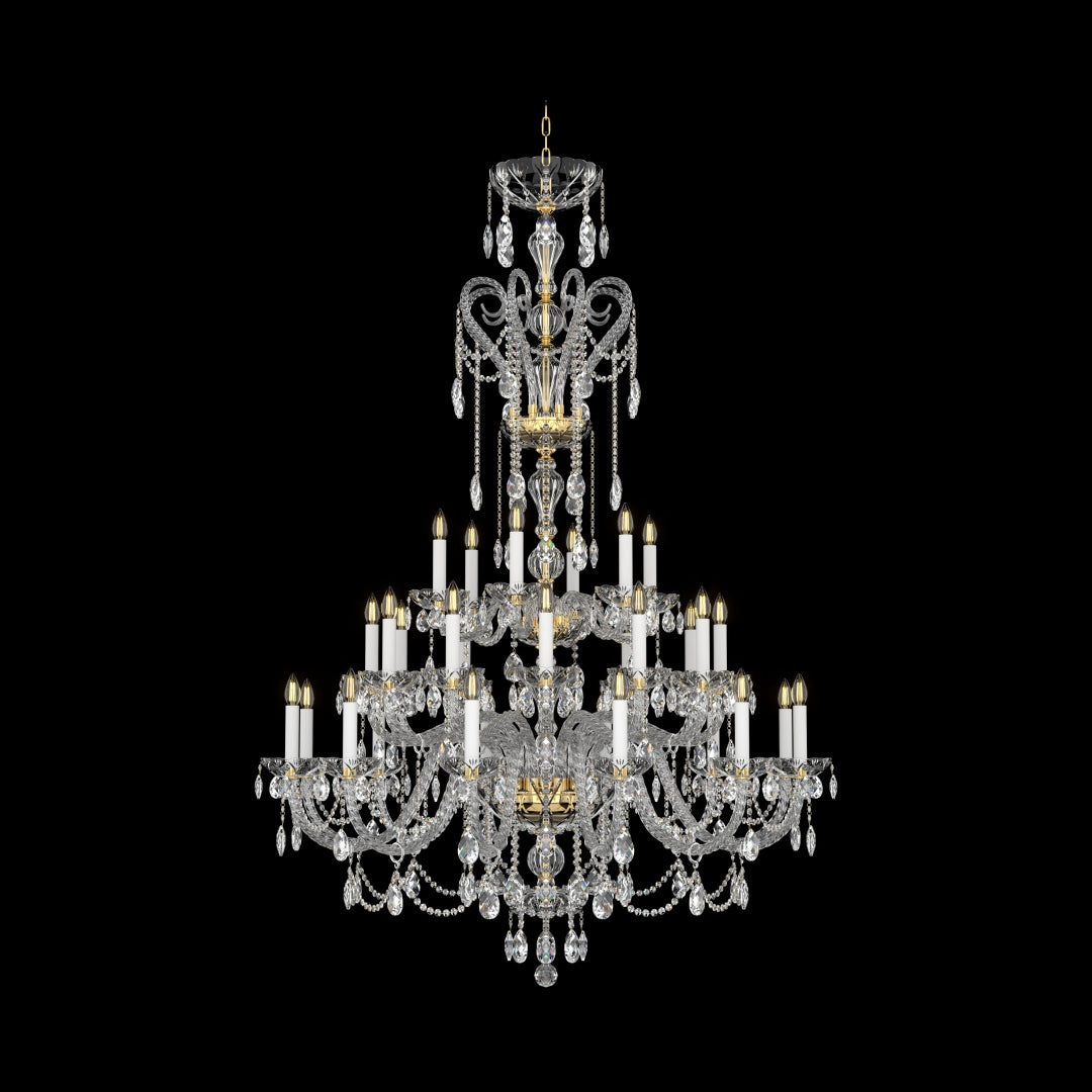 Lustre en cristal à nombreuses bras, vue de face sur fond noir, ampoules allumées