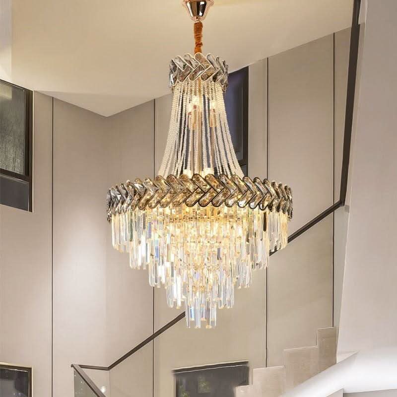 Lustre cristal suspendu vu de face dans cage d'escalier moderne aux murs clairs