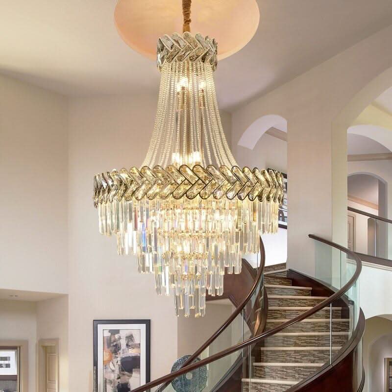Lustre installé au-dessus d'un escalier courbe, plafond lumineux et arche en fond