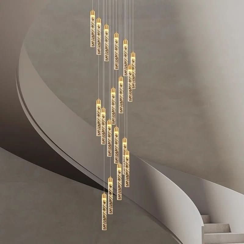 Luminaire suspendu devant un mur arrondi, hauteurs décalées des tubes