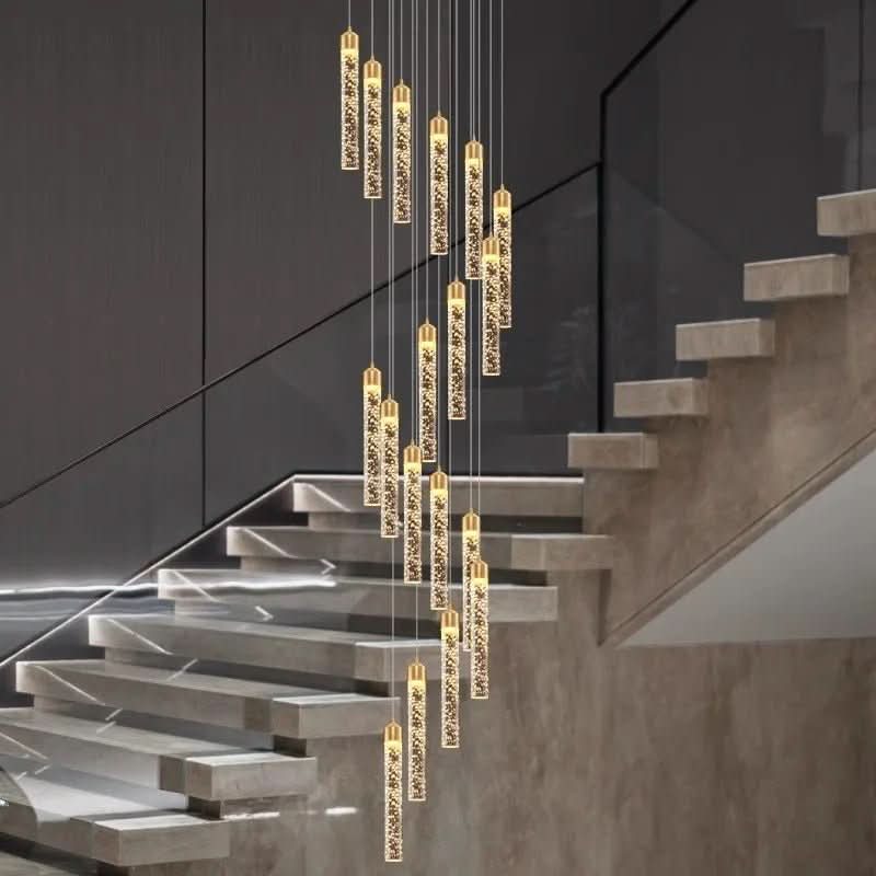 Mise en ambiance dans un escalier moderne, cascade de suspensions au-dessus des marches