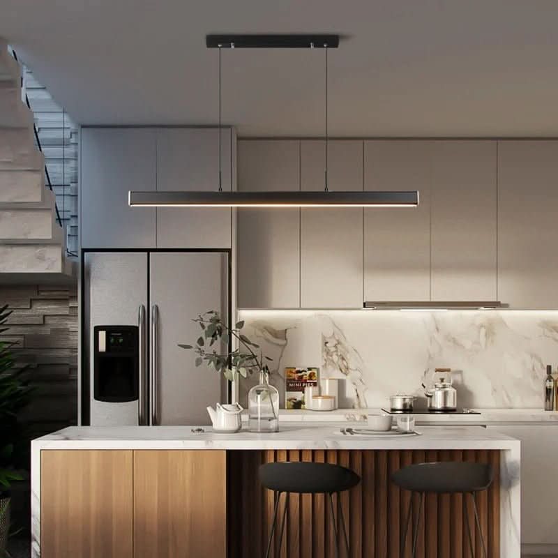 Cuisine moderne avec îlot, longue suspension noire fixée par deux câbles