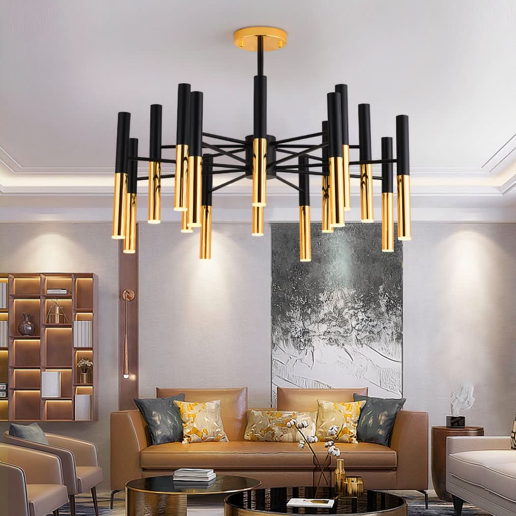 Le lustre éclaire un salon beige avec bibliothèque, canapé en cuir et grand tableau abstrait.