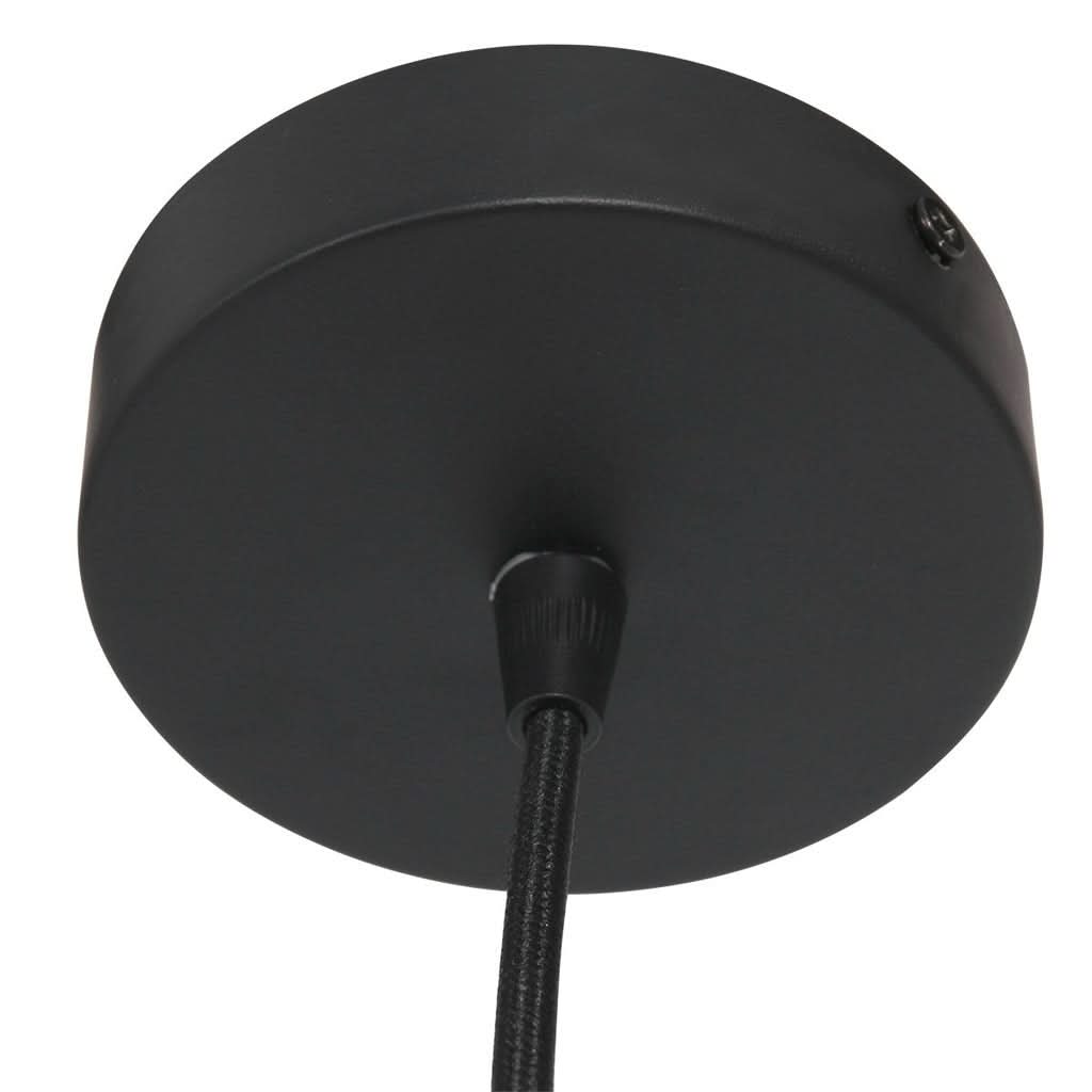Détail de la rosace de plafond noire et du câble tressé qui la traverse.
