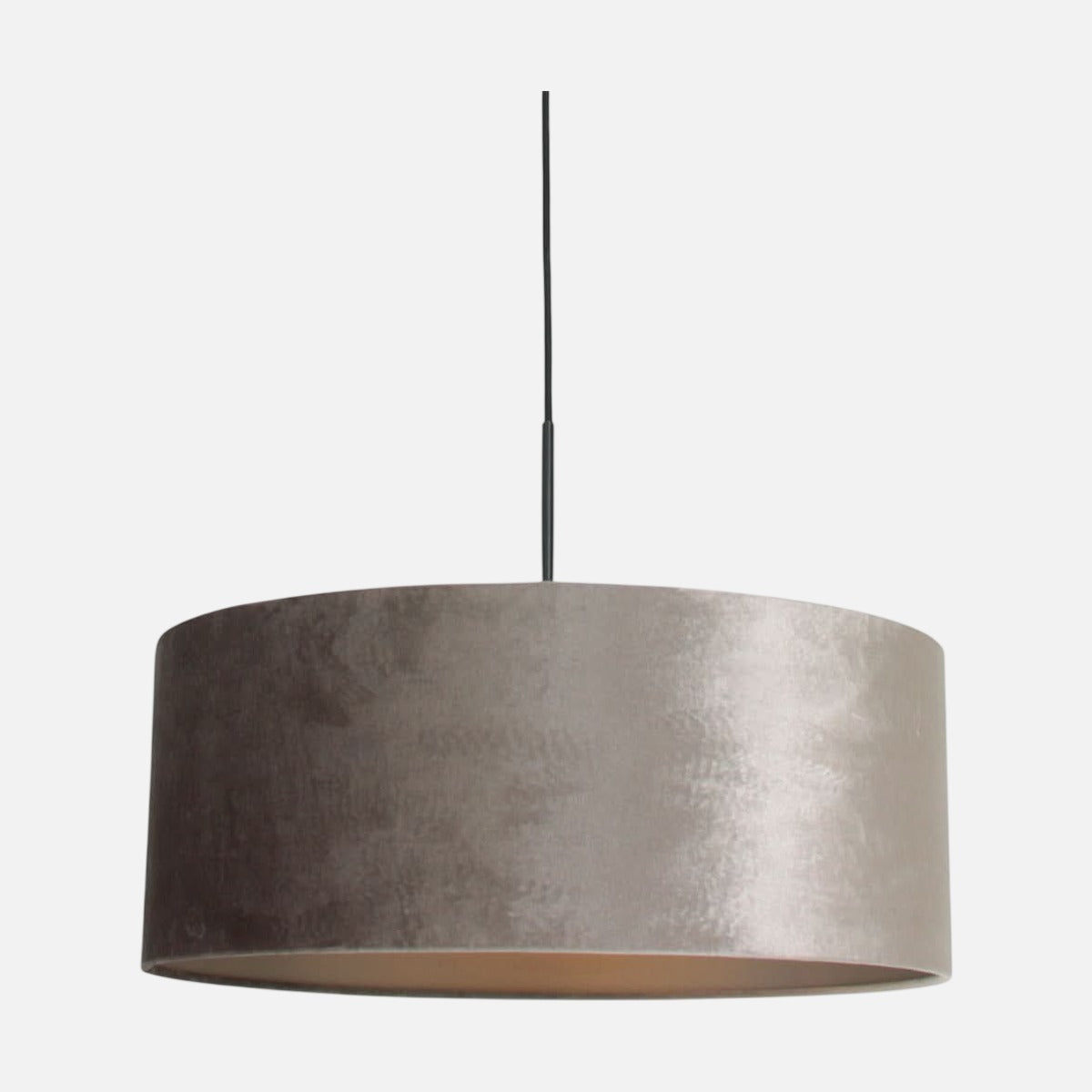 Lustre suspension vu de face avec grand abat-jour cylindrique en velours argenté