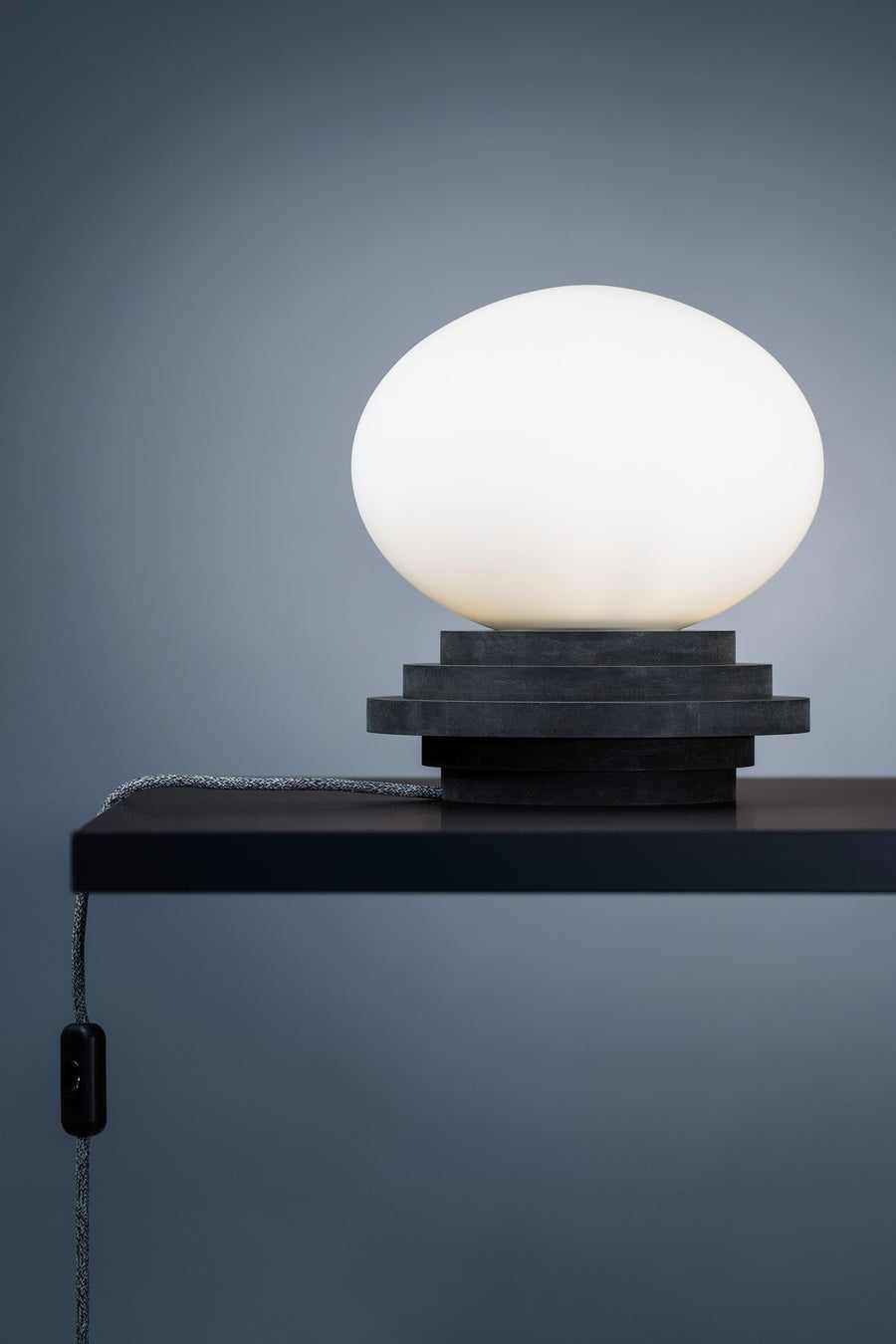 Lampe à poser Amfi en pin gris foncé et verre blanc