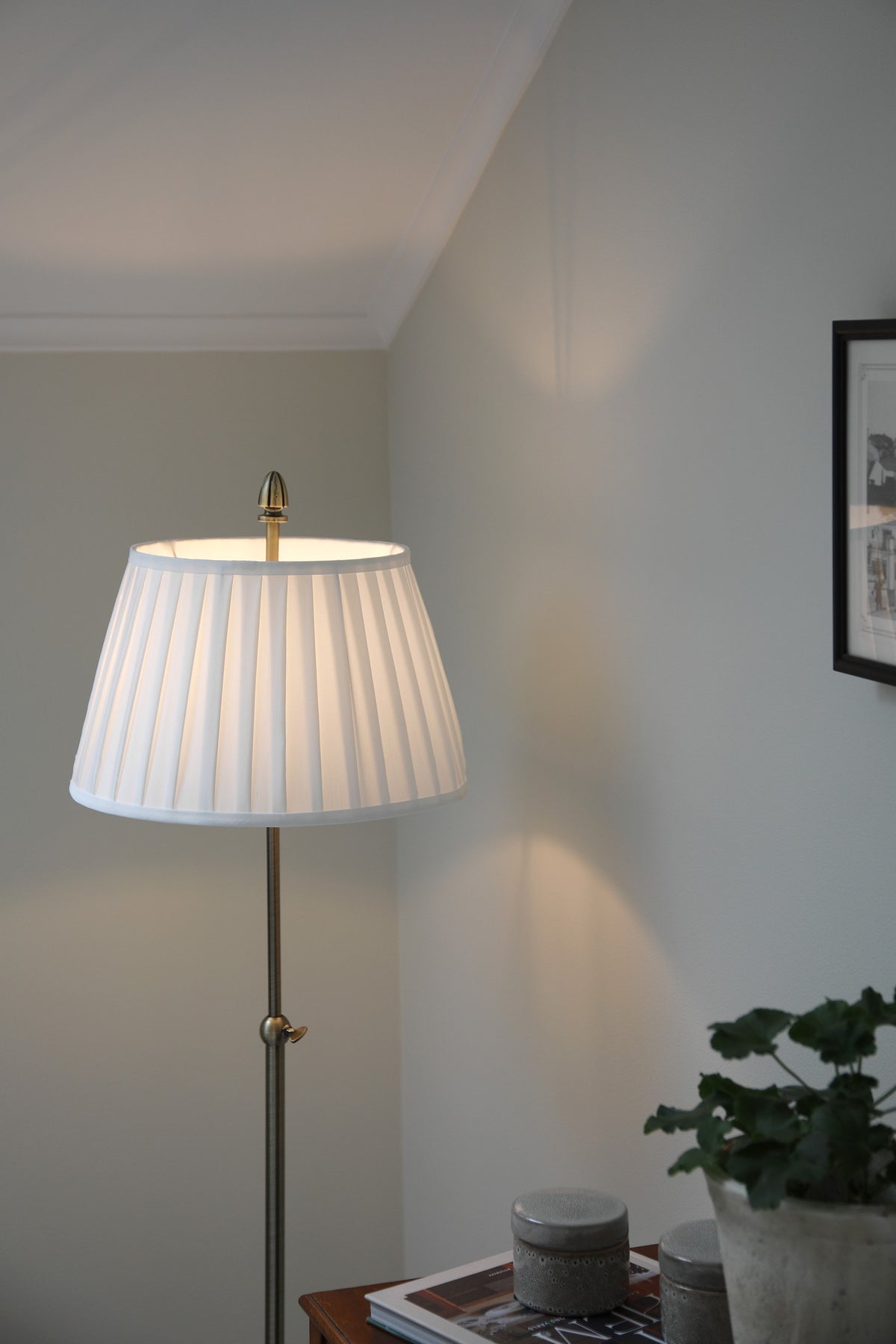 Lampadaire Oxford blanc cassé et laiton vieilli