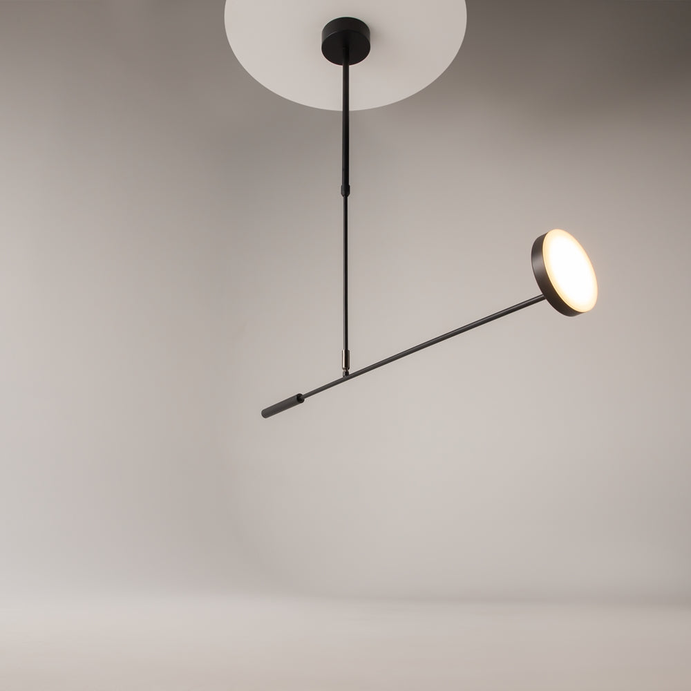 Autre angle montrant le bras oblique relevé et le diffuseur rond lumineux