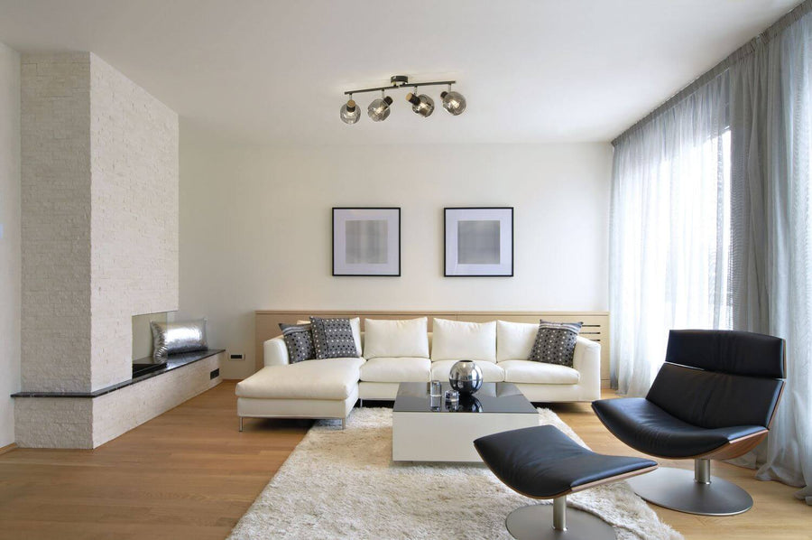 Mise en ambiance dans un grand salon clair avec canapé d'angle blanc
