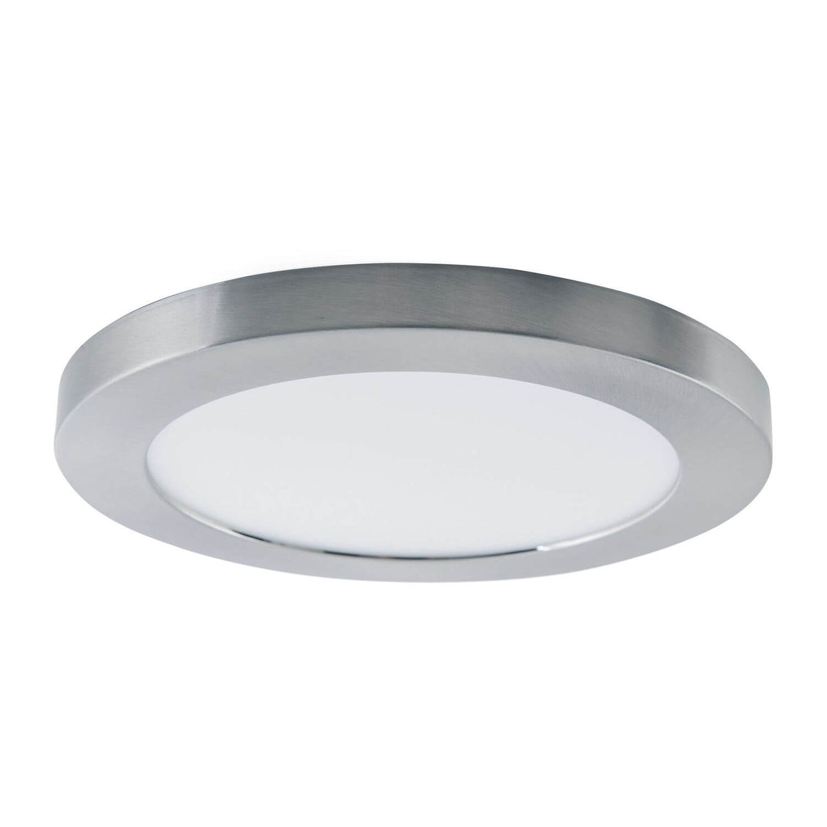 Plafonnier rond vu de face, cerclage chromé brossé et large diffuseur blanc laiteux