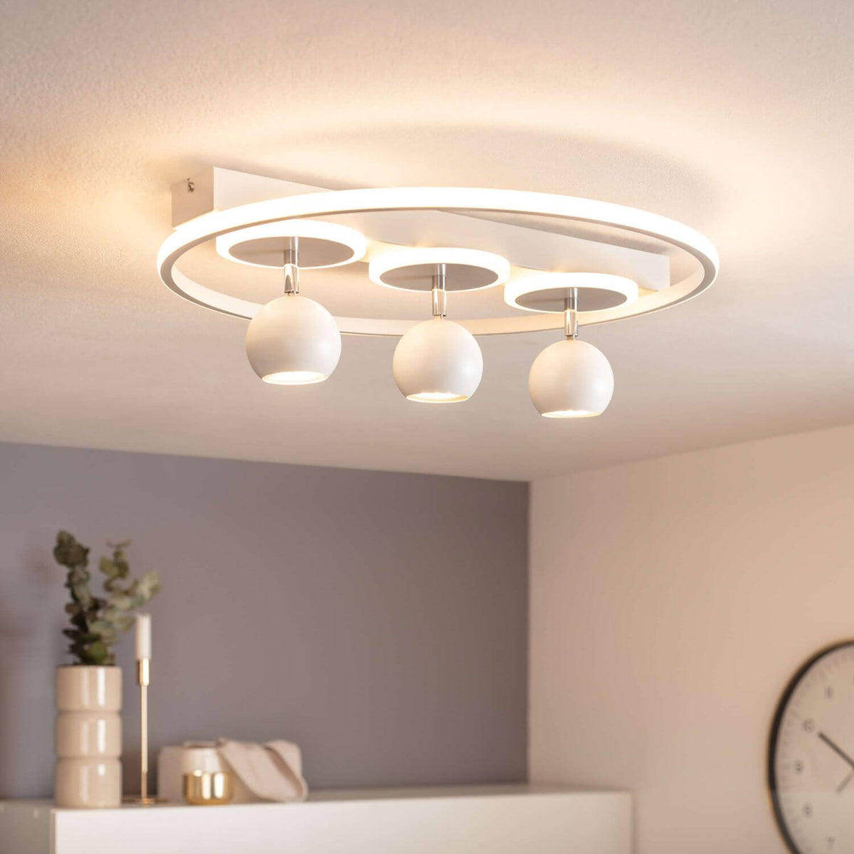 Gros plan du plafonnier allumé, halos lumineux chaleureux sur le plafond