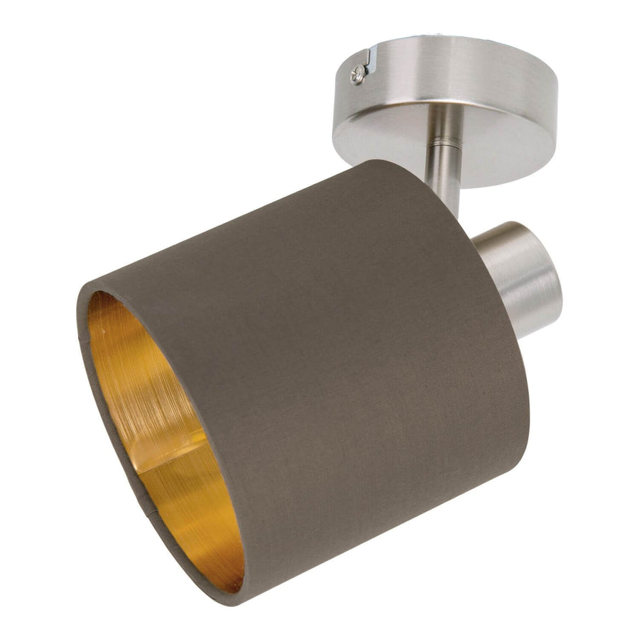 Vue rapprochée du luminaire en tissu marron avec intérieur doré et fixation métal brossé.