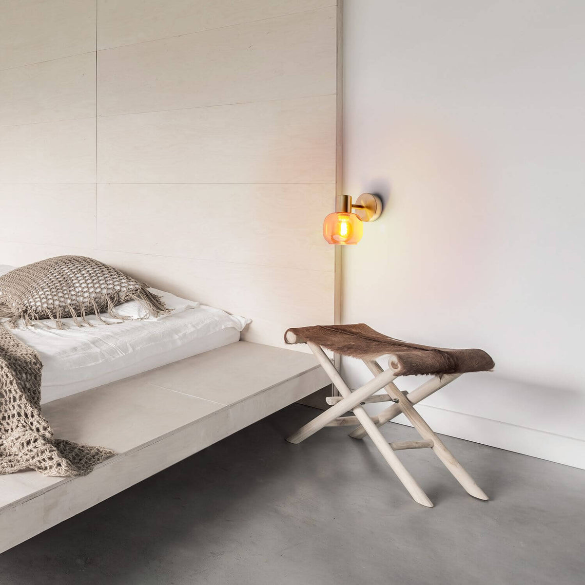 Ambiance nuit, lumière chaude diffusée par le verre ambré dans une chambre épurée