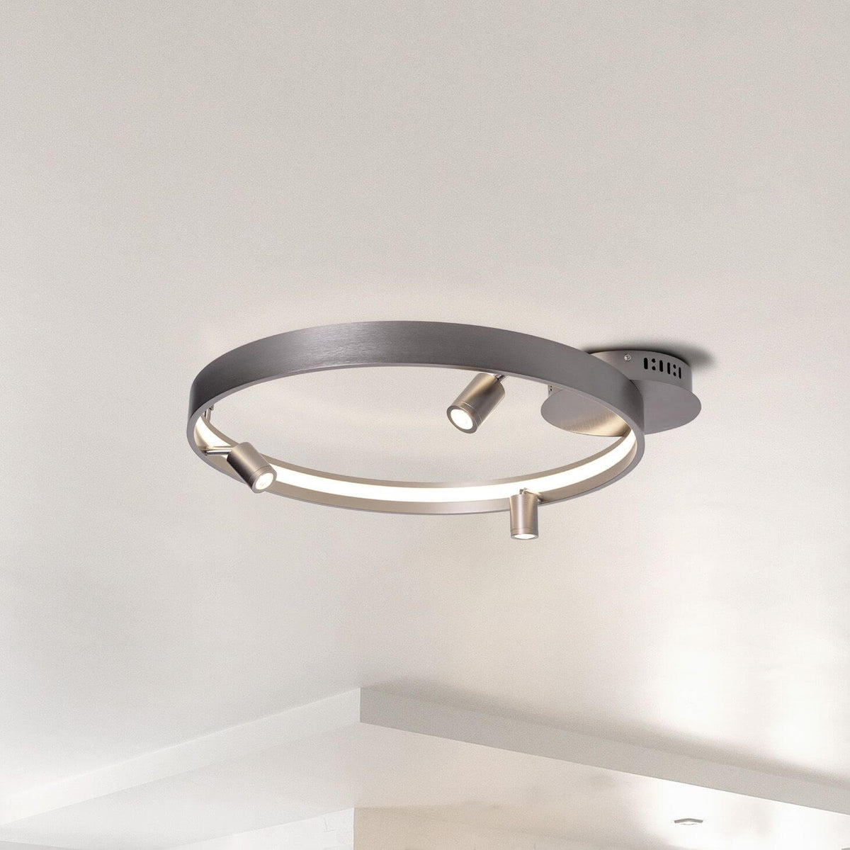 Luminaire circulaire fixé au plafond, halo lumineux allumé dans une pièce claire