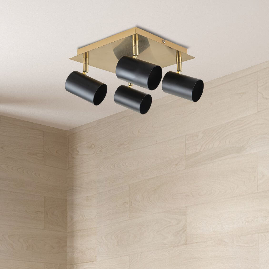 Mise en ambiance au plafond dans un intérieur clair aux murs lambrissés de bois