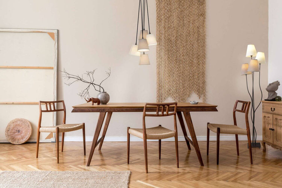 Lampadaire allumé près d'une table en bois dans une salle à manger