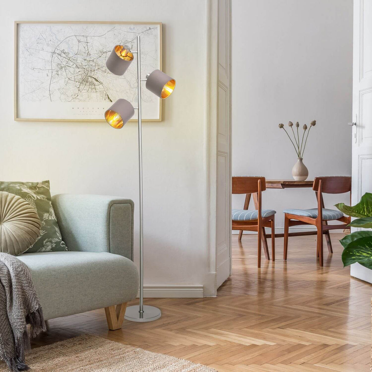 Lampadaire en situation dans un salon contemporain, près d'un canapé vert et d'une table