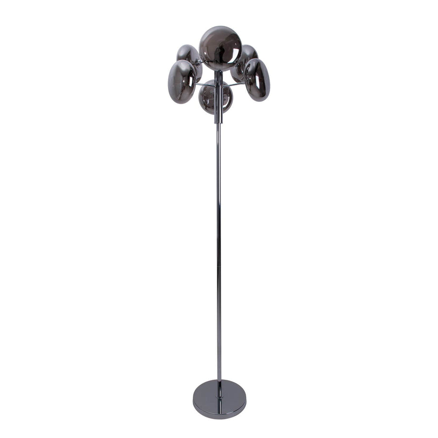 Lampadaire cinq globes de verre fumé sur tige chromée, fond blanc