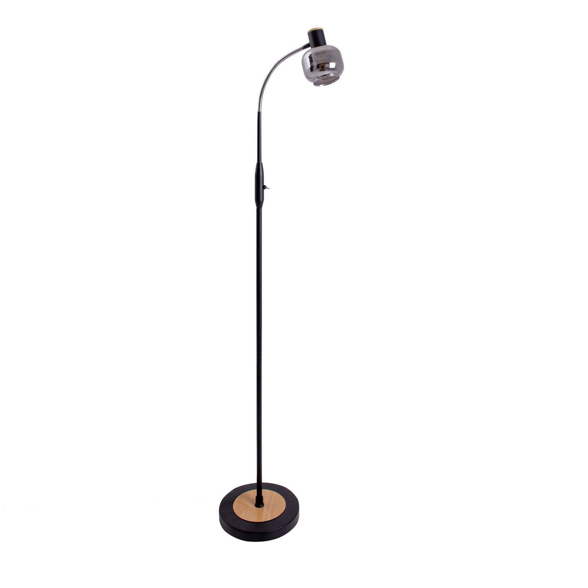 Lampadaire noir sur fond blanc, abat-jour en verre fumé et socle rond en bois clair.