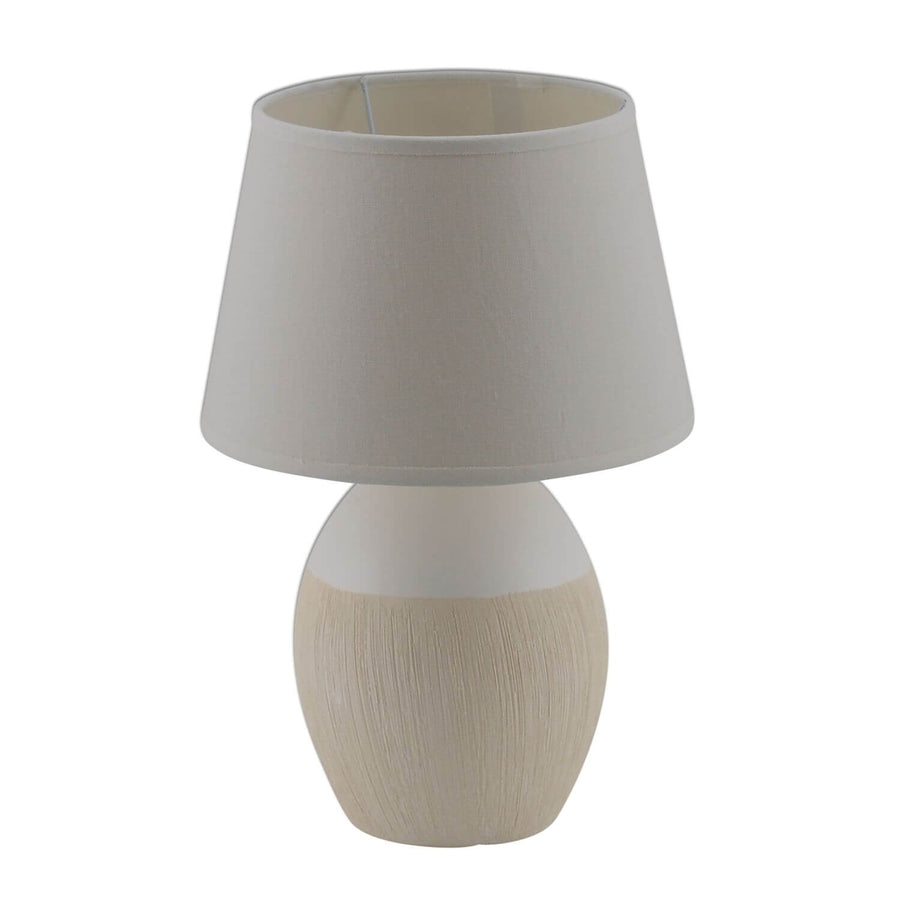 Lampe à poser de face sur fond blanc, abat-jour beige et base tissée