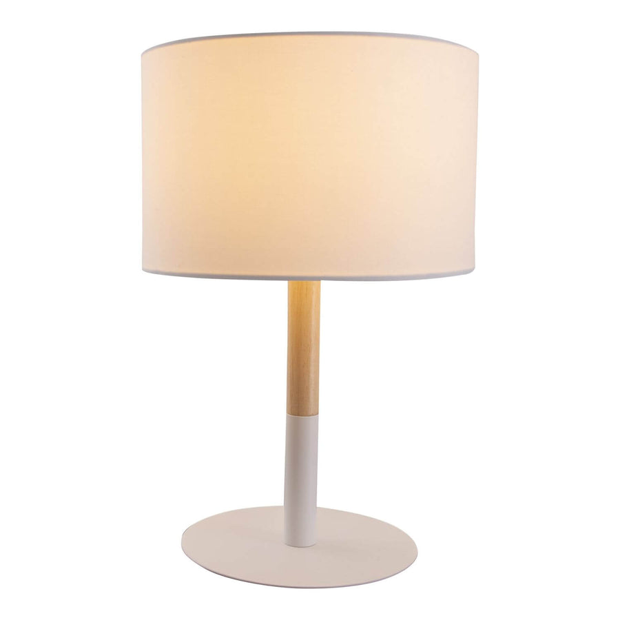 Lampe à poser vue de face sur fond blanc, abat-jour cylindrique en tissu beige.