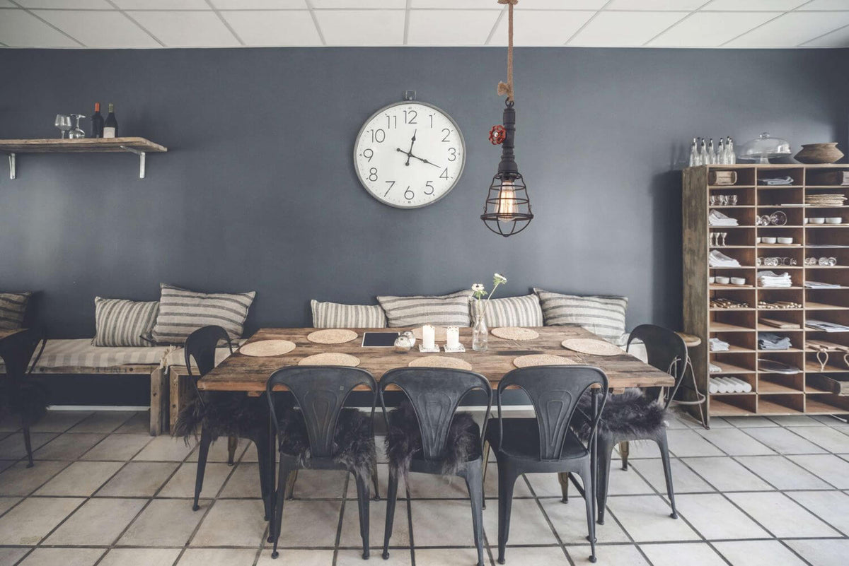Mise en ambiance de la suspension noire au-dessus d'une table en bois.
