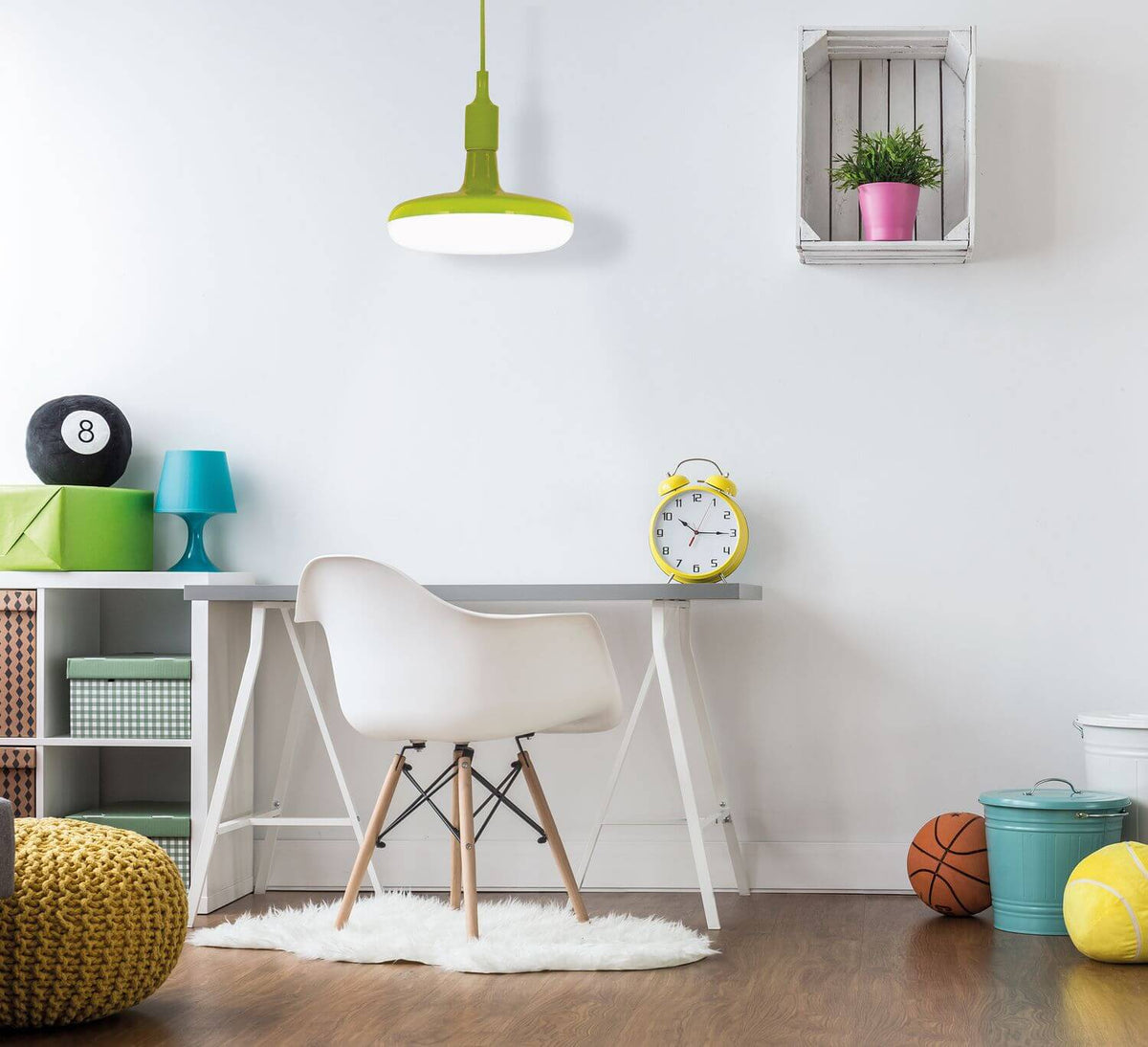 Mise en ambiance de la suspension verte au-dessus d'un bureau dans une chambre colorée.