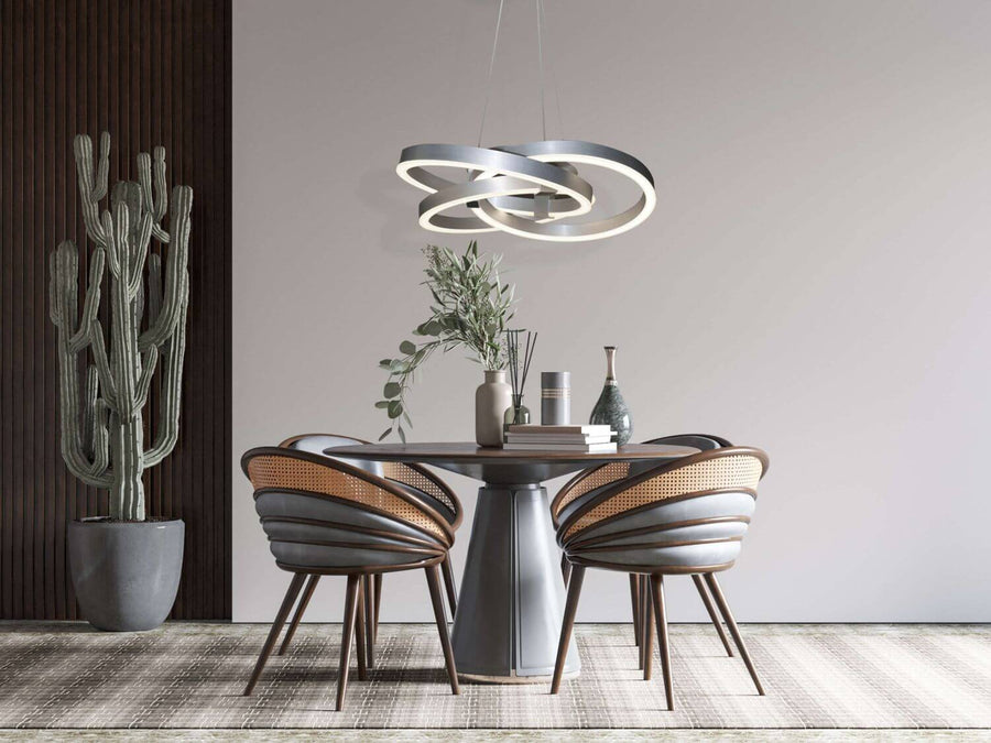 Luminaire suspendu au-dessus d'une table ronde, intérieur design avec cactus et cannage.