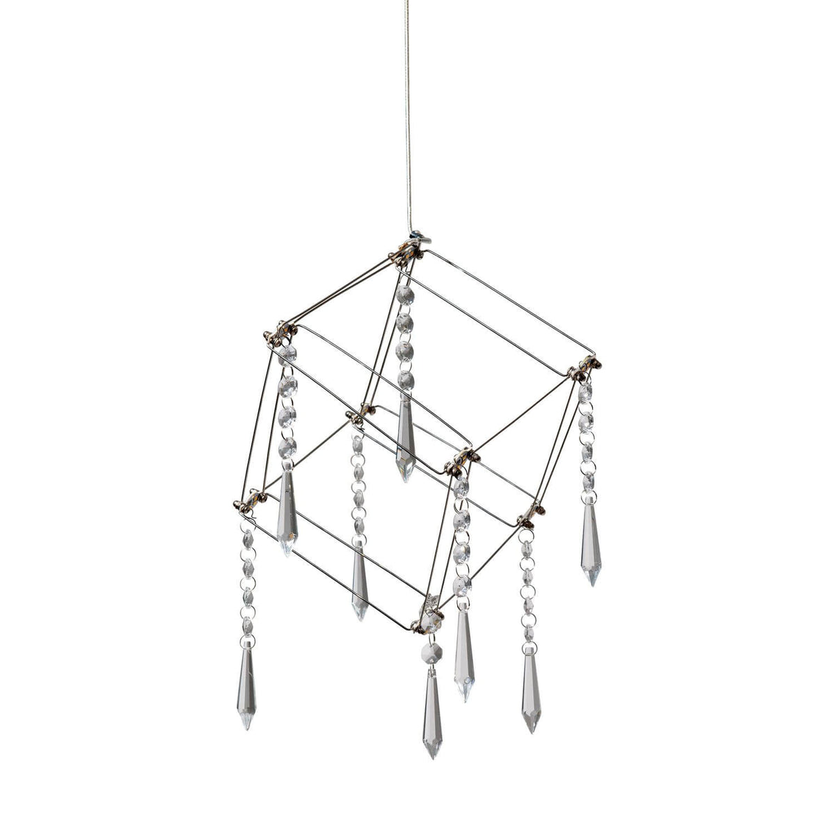 Suspension chromée sur fond blanc, structure géométrique à facettes et pampilles cristal
