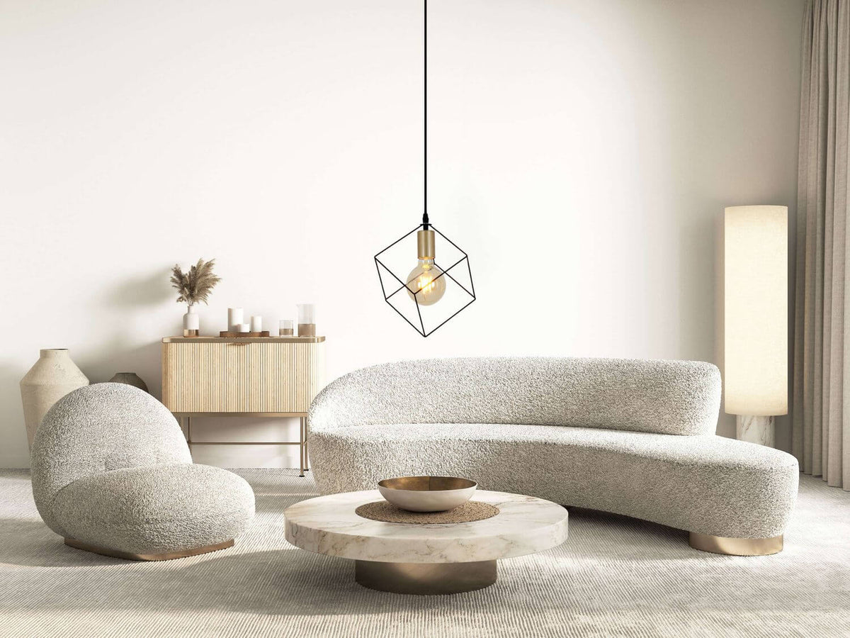 Suspension géométrique noire suspendue dans un salon clair au canapé beige bouclé