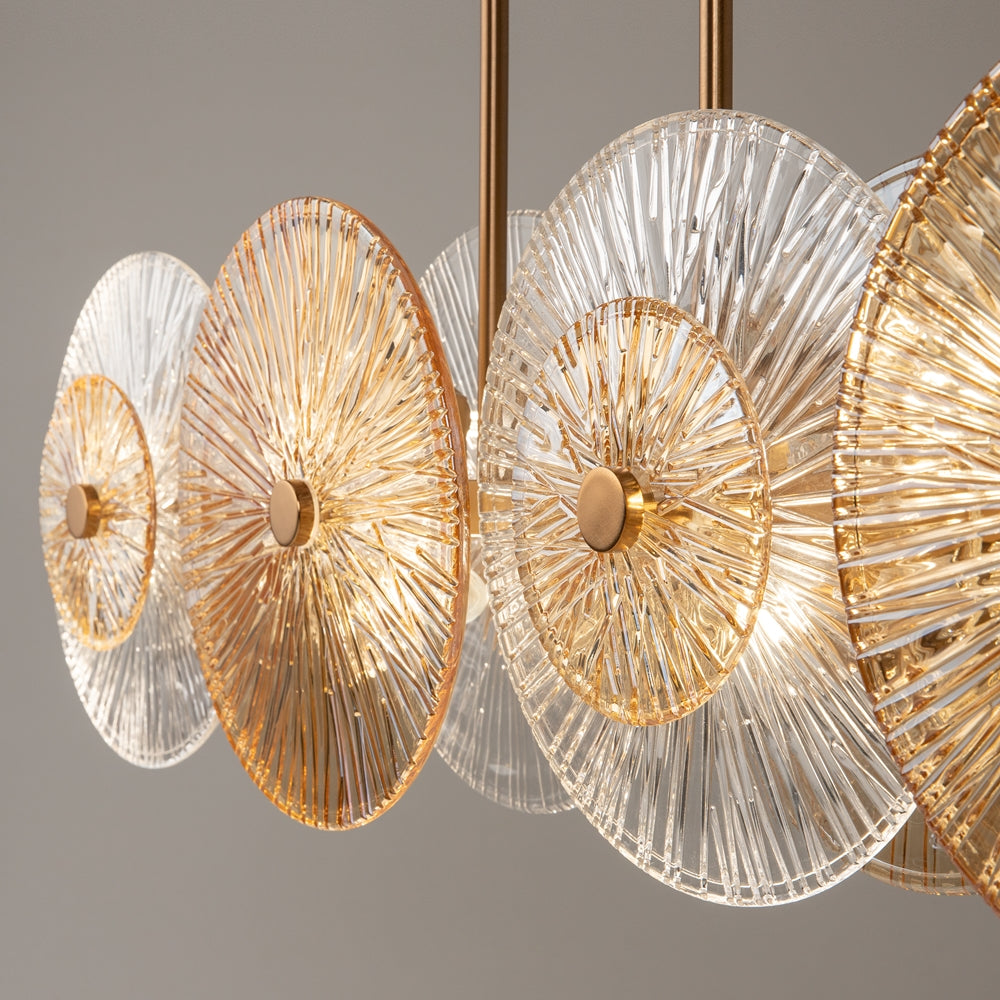 Détail de la finition : verre strié radié et pastille centrale dorée