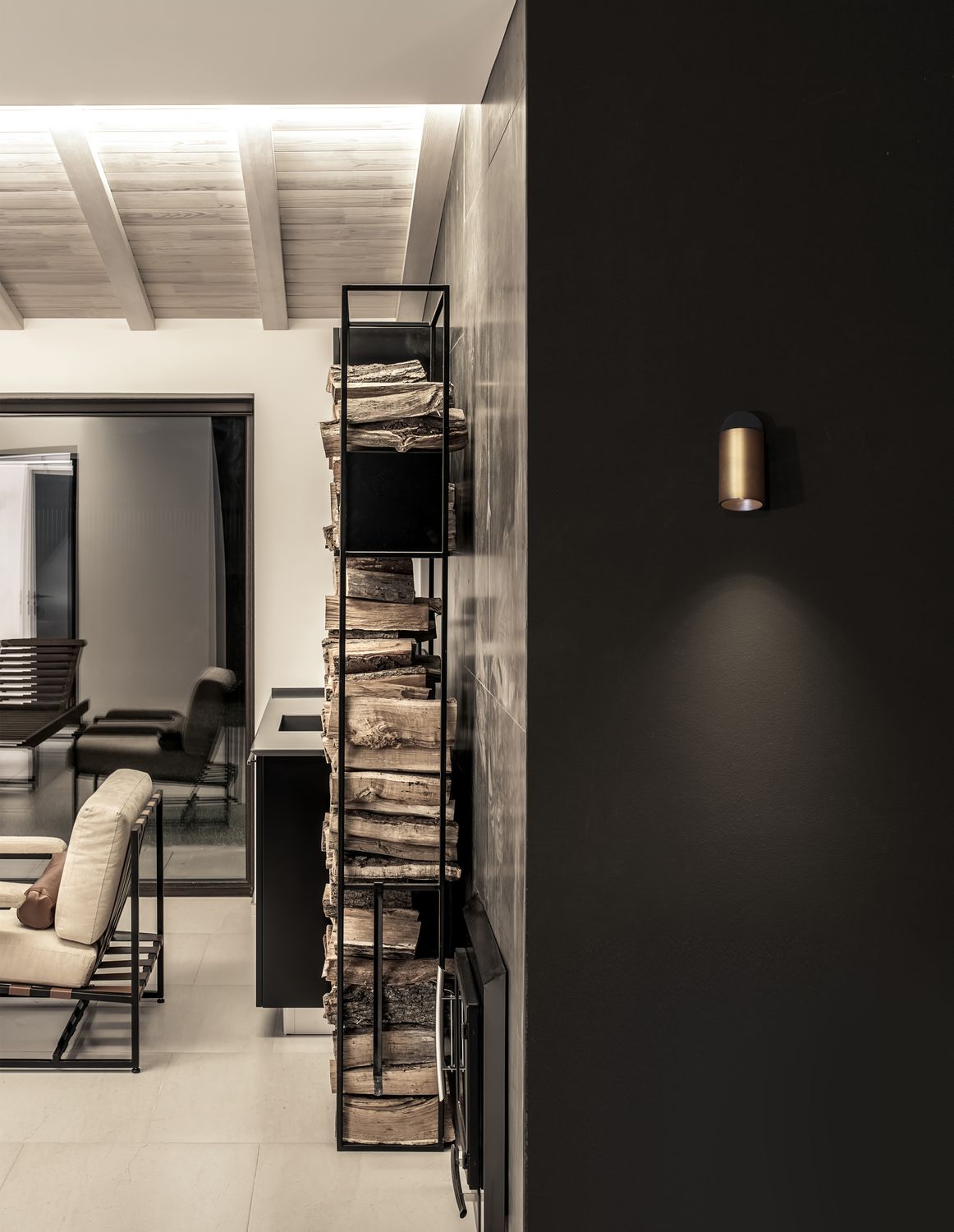 Mise en ambiance d'un spot doré orientable fixé sur un mur sombre