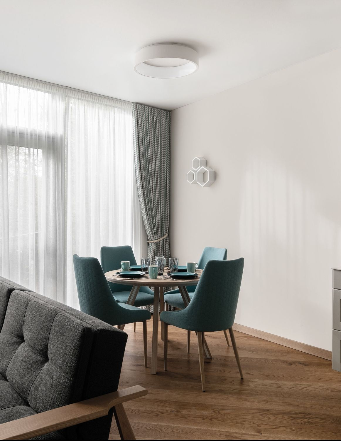 Plafonnier blanc fixé au plafond d'une salle à manger contemporaine lumineuse