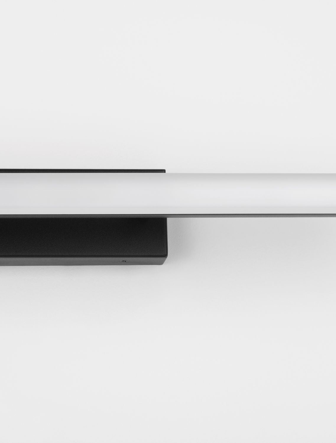 Gros plan sur la jonction entre la base noire et le tube diffusant