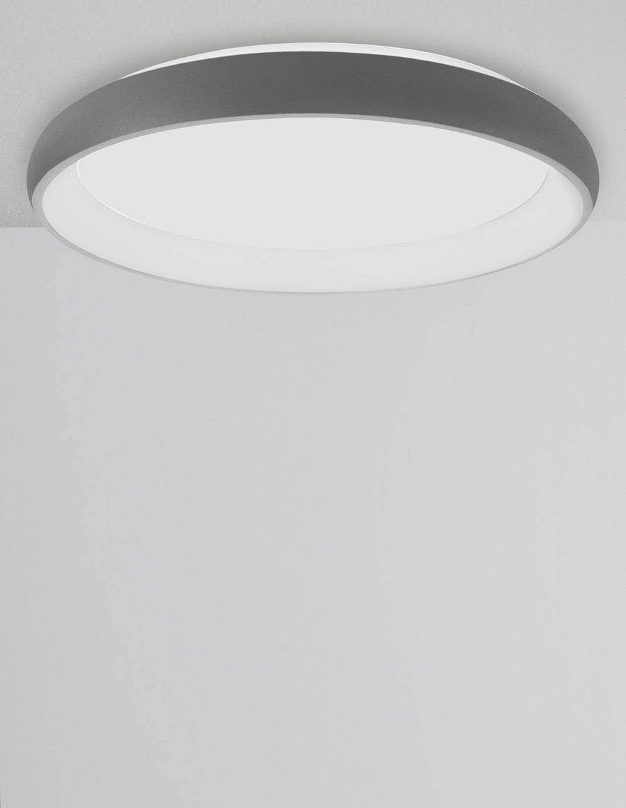 Vue légèrement en contre-plongée montrant le large diffuseur blanc opaque du plafonnier