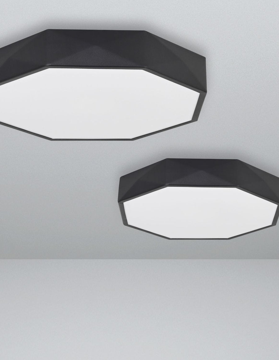 Deux plafonniers de tailles différentes installés côte à côte au plafond