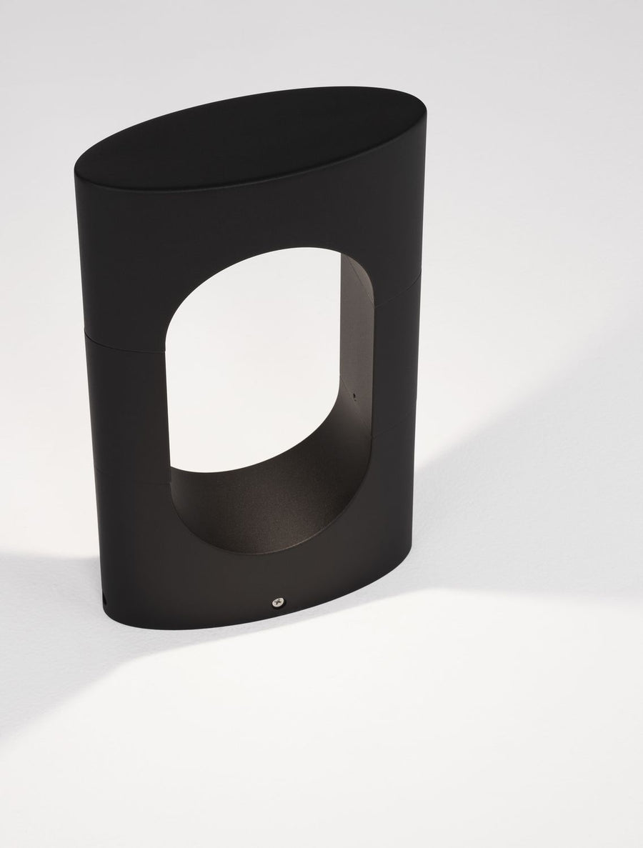 Perspective trois quarts dévoilant le capot bombé et le profil galbé.