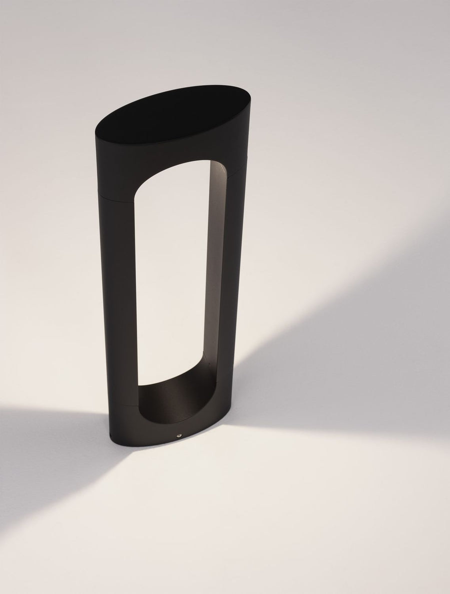 Détail de la base noire et de l'arche ouverte, ombre portée sur fond neutre
