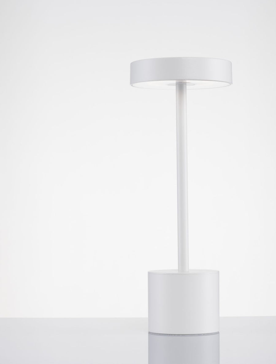 Détail du diffuseur allumé, lumière rasante sous l'abat-jour cylindrique