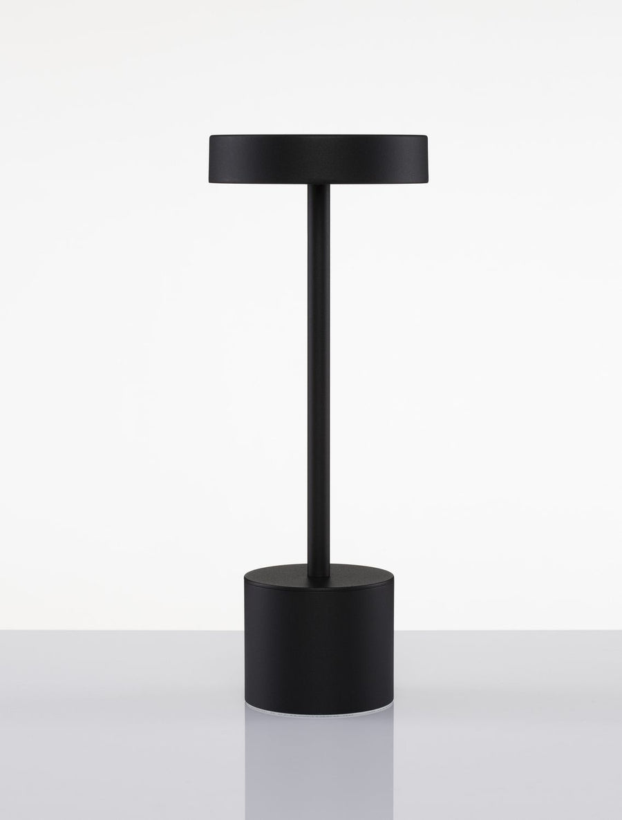 Vue de face du luminaire noir, base cylindrique et tige centrale sur fond clair.