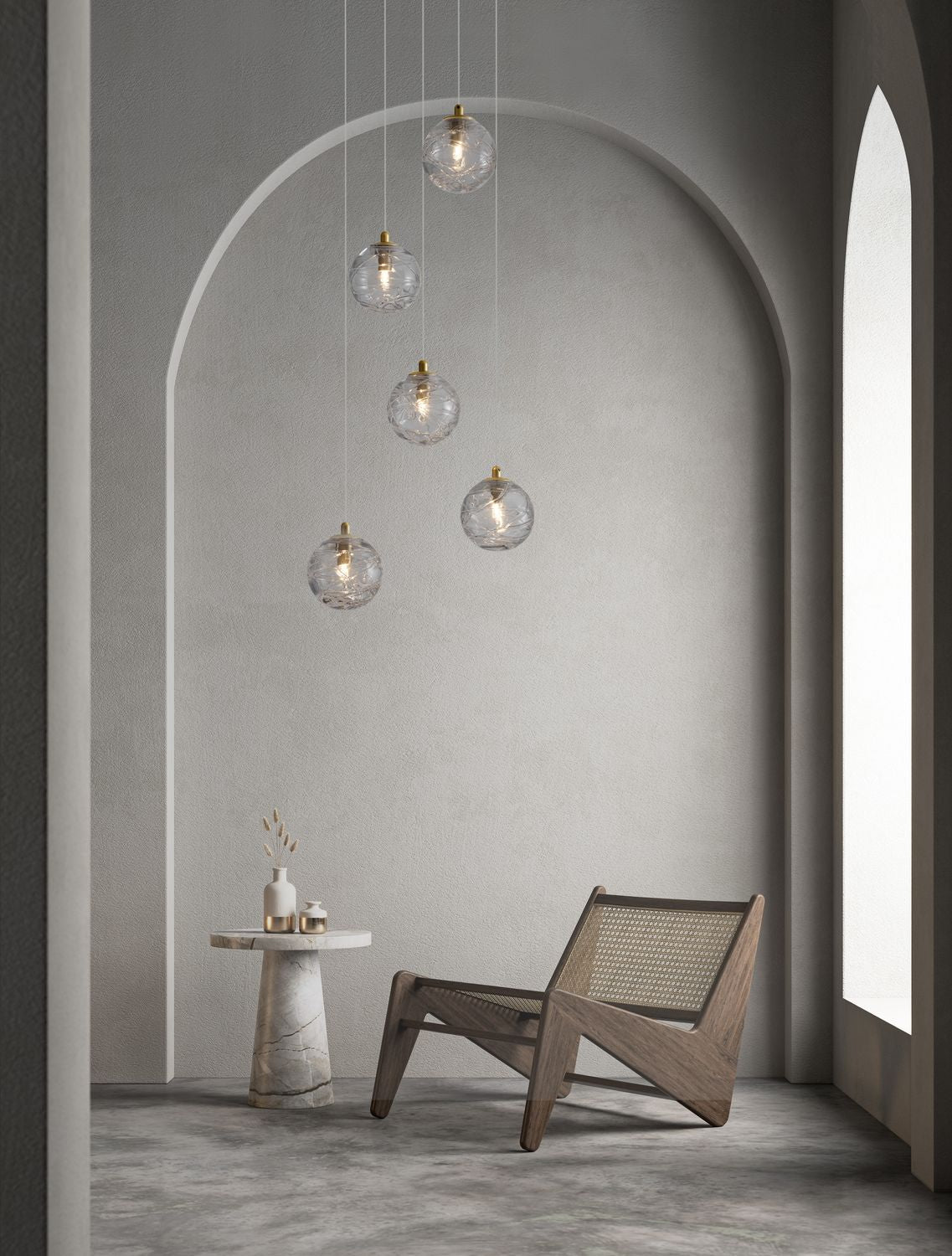 Suspension dorée à cinq globes de verre dans un salon moderne minimaliste
