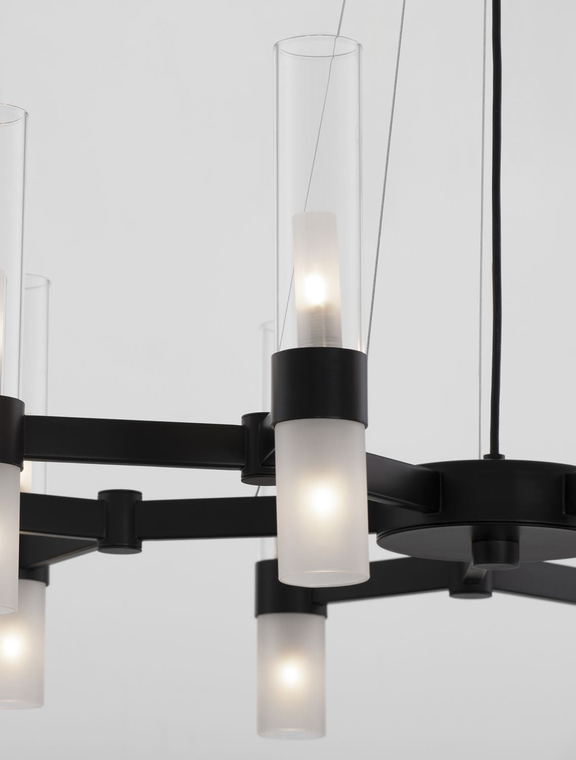 Détail de la finition, armature noire et embases des cylindres de verre