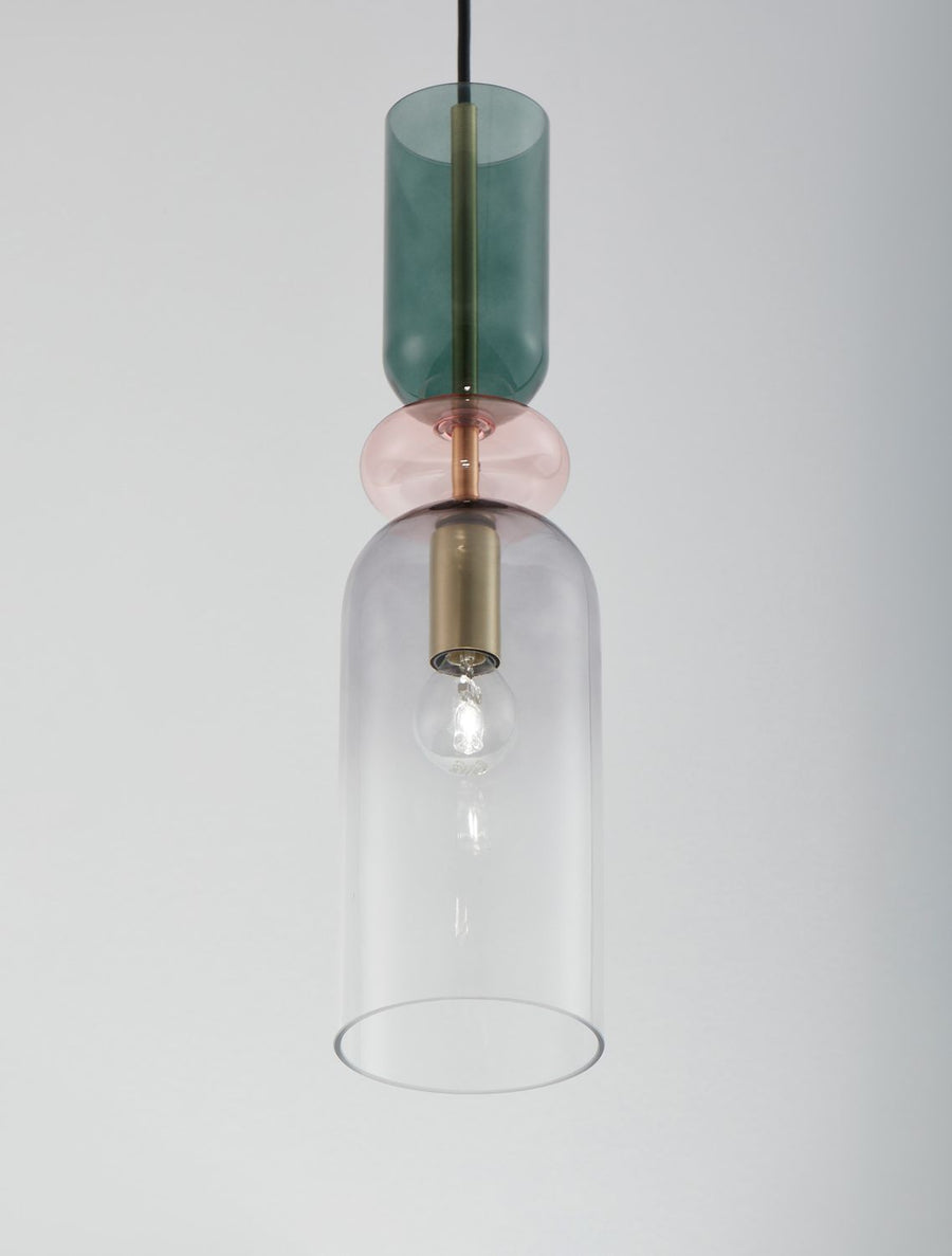 Détail du bas : ampoule allumée dans le verre transparent, douille dorée.